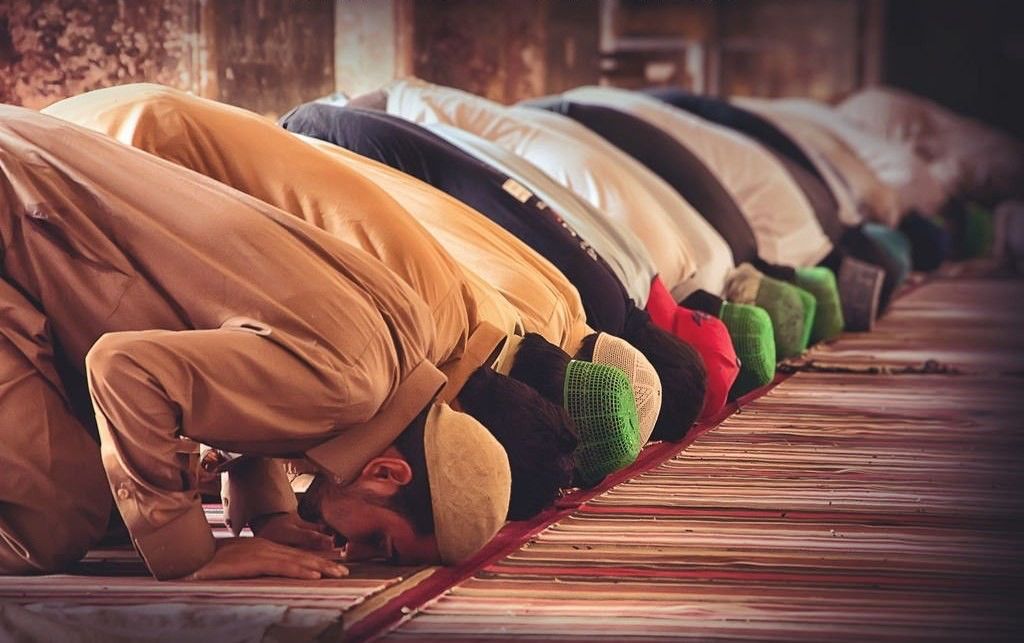 Croyant en prière, serein, face à la Kaaba